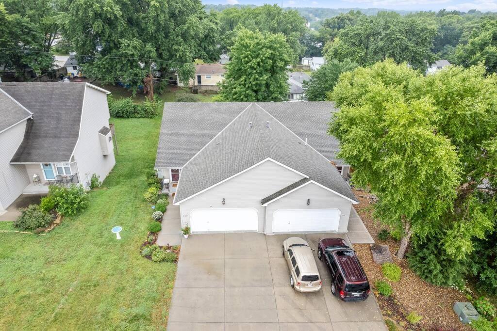 Beautiful Townhome, 11 Minutes To Downtown, Kcmo. Kansas City Exterior foto